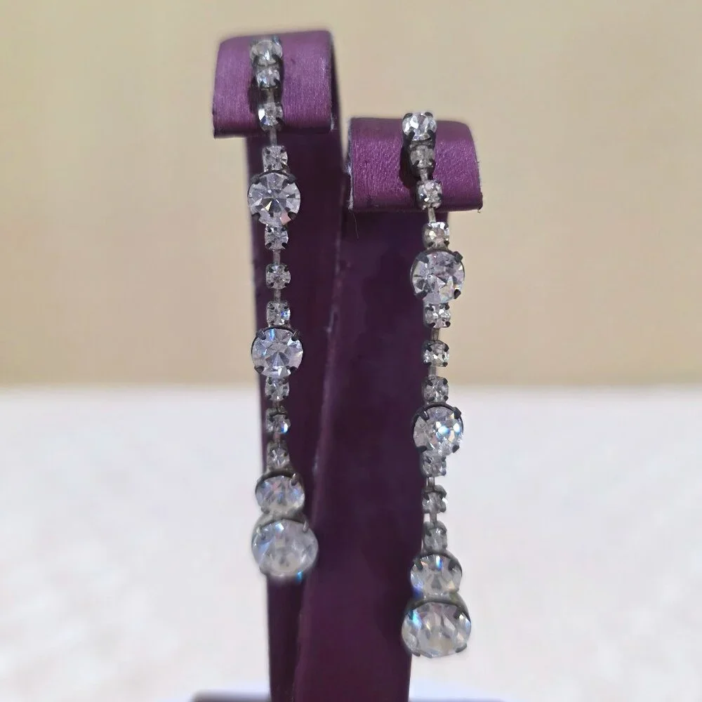 Vintage Prong-Set Round White Rhinestones Elegant Dangle Pierced Earrings